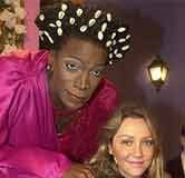 Derrick Green vestido de mulher em programa da Globo