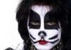 Mudança de formação no Kiss: Peter Criss fora, Eric Singer dentro.
