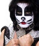 Mudança de formação no Kiss: Peter Criss fora, Eric Singer dentro.