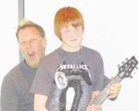 Garoto realiza sonho ao ser encoxado por James Hetfield