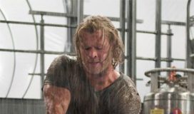 Mjolnir aparece em nova foto de Thor