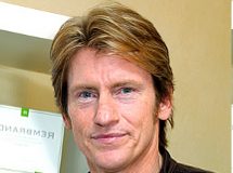 E o pai da Gwen Stacy no reboot do Homem-Aranha é…