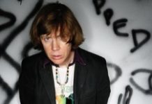 Vocalista do Sonic Youth vai lançar livro com vinis