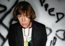 Vocalista do Sonic Youth vai lançar livro com vinis