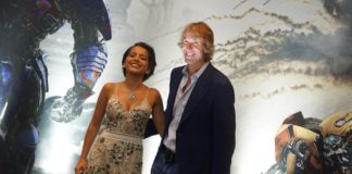 Equipe de Transformers passa pelo Brasil e não explode nada Michael Bay e Isabela Moner
