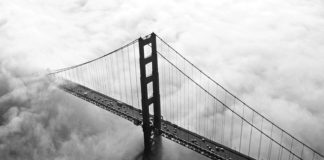 A Ponte retrata um ano de suicídios na Golden Gate A Ponte, Delfos