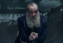 Mago das Palavras: A Vida Extraordinária de Alan Moore é a biografia do autor inglês Delfos, Alan Moore
