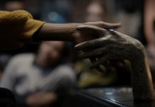 Crítica Fale Comigo: um bom terror sobrenatural Fale Comigo, Talk to Me, Crítica Fale Comigo, Diamond Films, Delfos