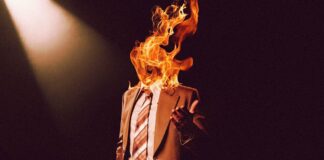 Crítica Entrevista com o Demônio: muito interessante Entrevista com o Demônio, Late Night With the Devil, Diamond Films, Delfos