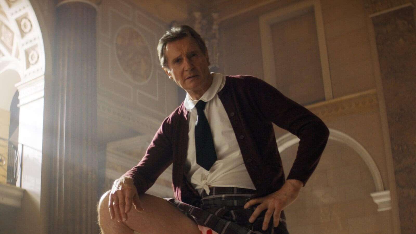 Corra Que a Polícia Vem Aí, Naked Gun, Liam Neeson, Pamela Anderson, Delfos