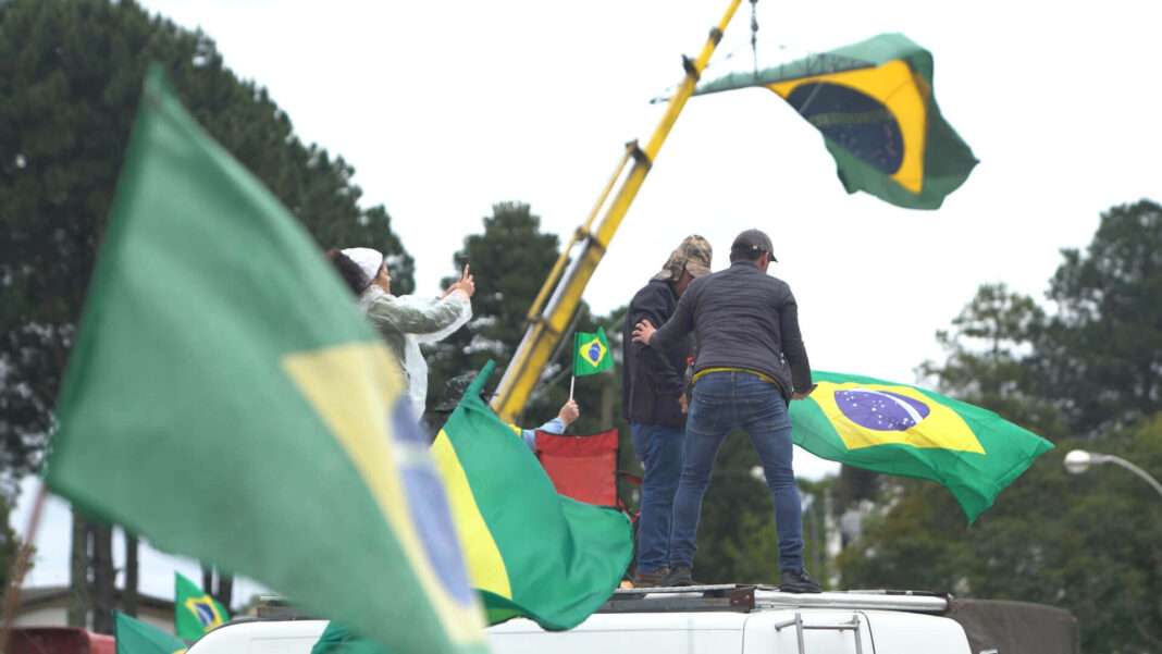 No Céu da Pátria Nesse Instante, Sandra Kogut, Delfos