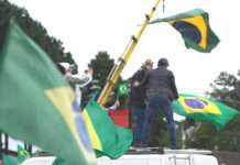 Crítica No Céu da Pátria Nesse Instante: documentário sobre a política brasileira No Céu da Pátria Nesse Instante, Sandra Kogut, Delfos