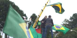 Crítica No Céu da Pátria Nesse Instante: documentário sobre a política brasileira No Céu da Pátria Nesse Instante, Sandra Kogut, Delfos